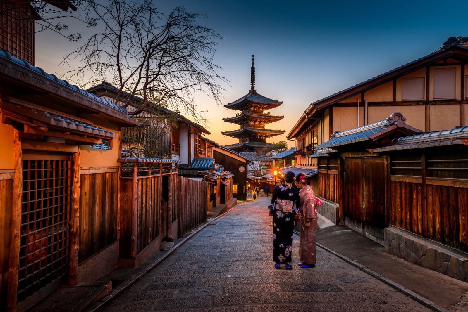 Ruelle de Kyoto et pagode de Yasaka au crépuscule